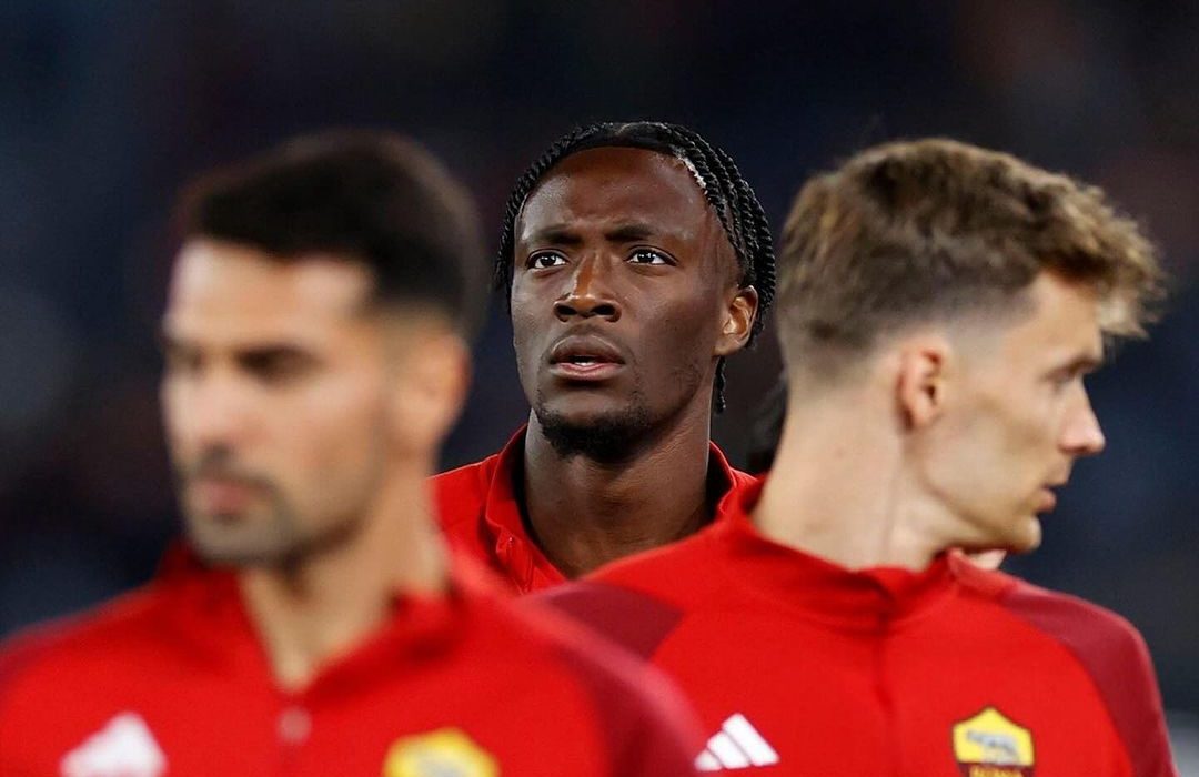 Tammy Abraham in campo con la maglia della Roma.