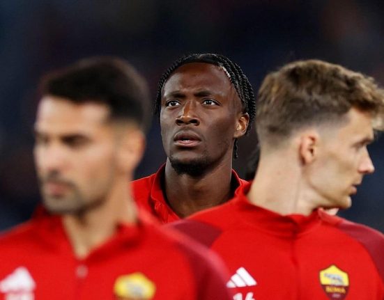 Tammy Abraham in campo con la maglia della Roma.