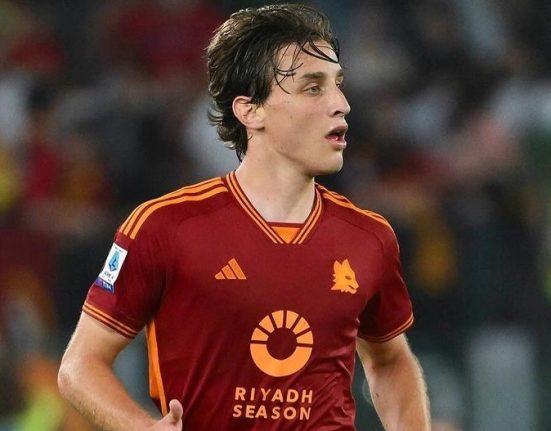 Edoardo Bove in partita allo Stadio Olimpico con indosso la maglia della Roma