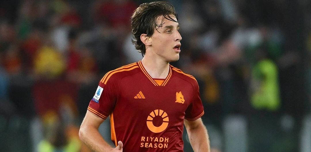 Edoardo Bove in partita allo Stadio Olimpico con indosso la maglia della Roma