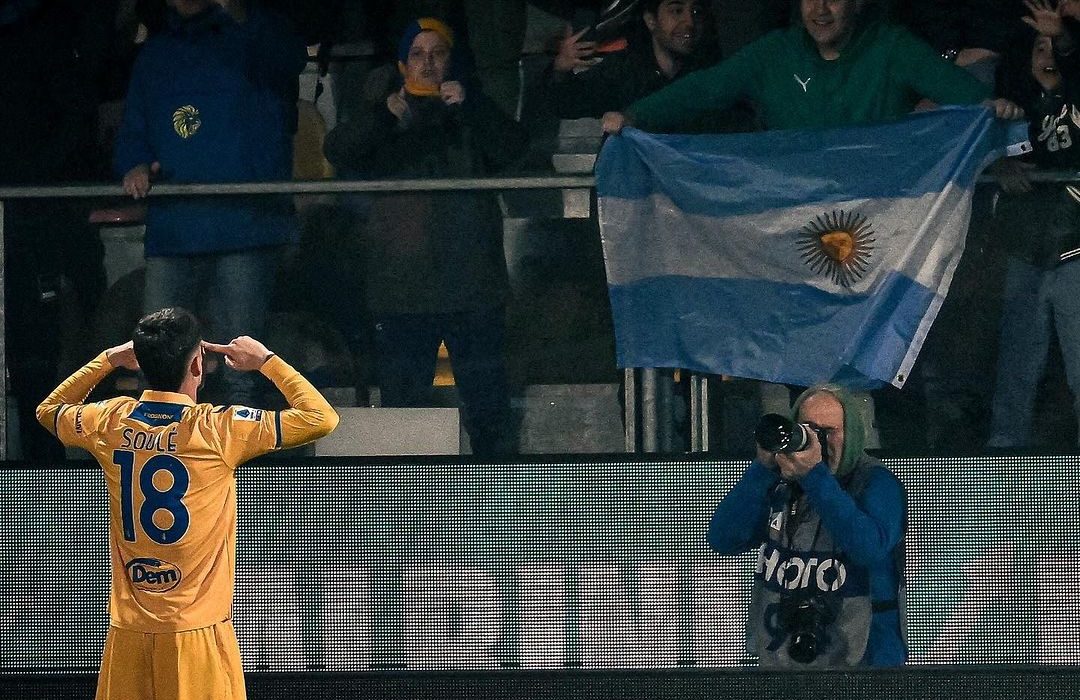 Matias Soulé in campo con la maglia del Frosinone.