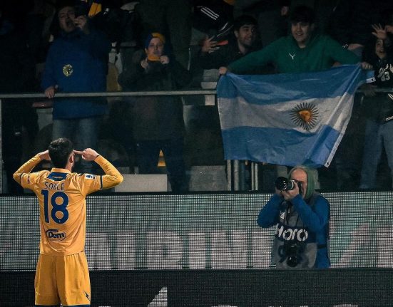 Matias Soulé in campo con la maglia del Frosinone.
