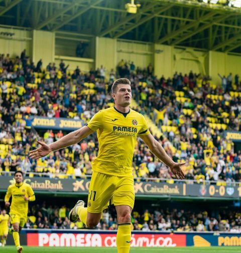 Sorloth con la maglia del Villareal, molto seguito dalla Roma.