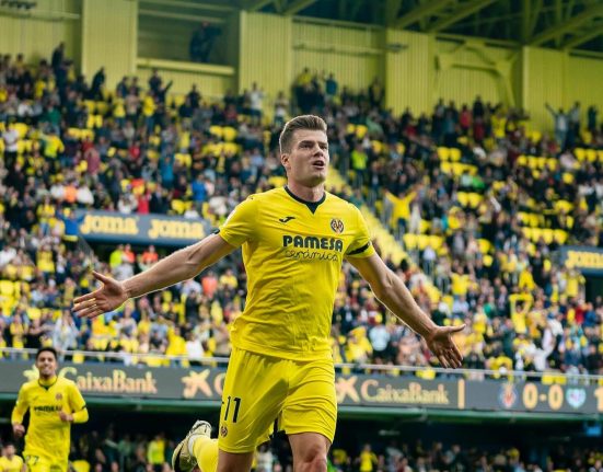 Sorloth con la maglia del Villareal, molto seguito dalla Roma.