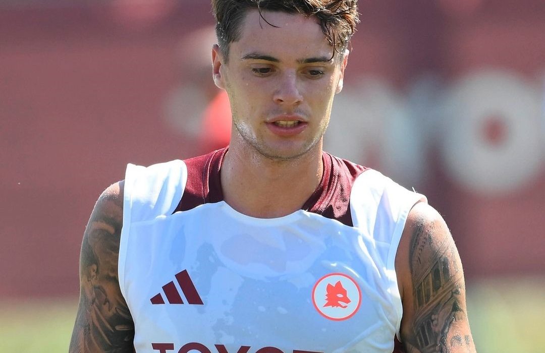 Zalewski durante l'allenamento con la Roma
