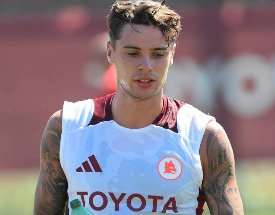 Zalewski durante l'allenamento con la Roma
