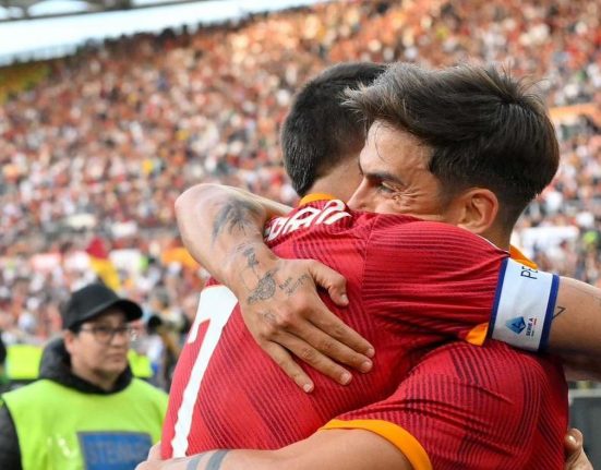 Paulo Dybala allo Stadio Olimpido con la maglia della Roma