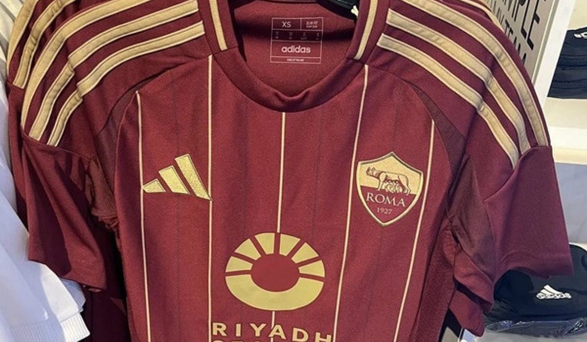 Foto che cattura la nuova maglia home della Roma