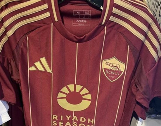 Foto che cattura la nuova maglia home della Roma