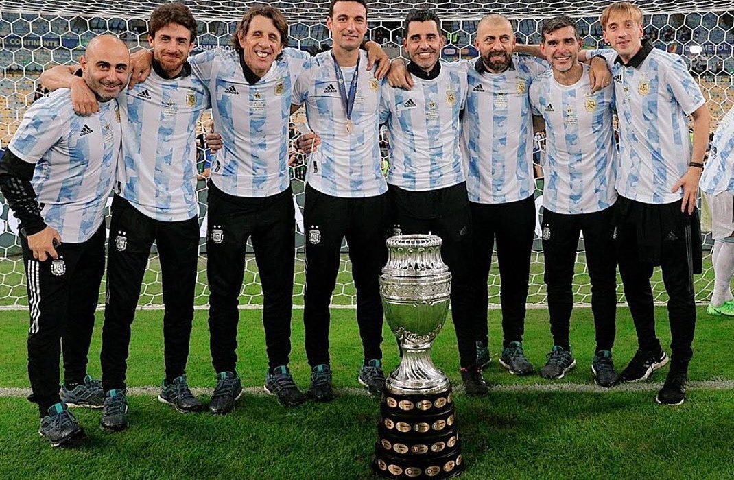 Scaloni ed il suo team che festeggiano la Copa America 2024