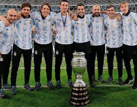 Scaloni ed il suo team che festeggiano la Copa America 2024