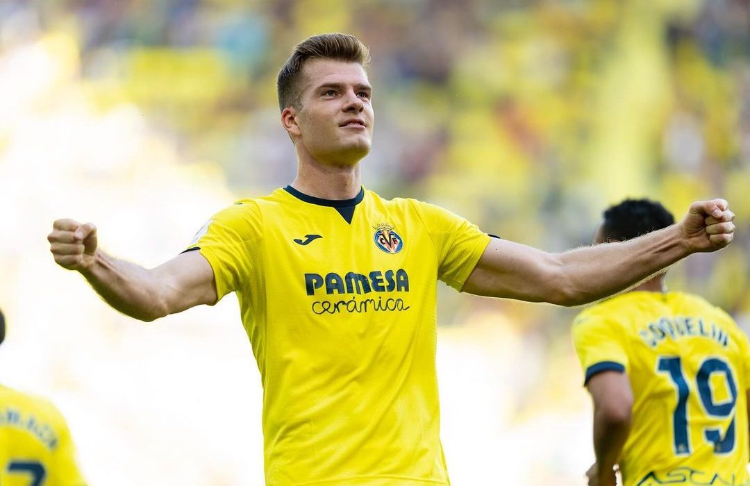 Sorloth con la maglia del Villareal