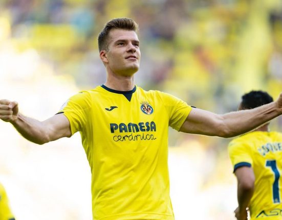 Sorloth con la maglia del Villareal