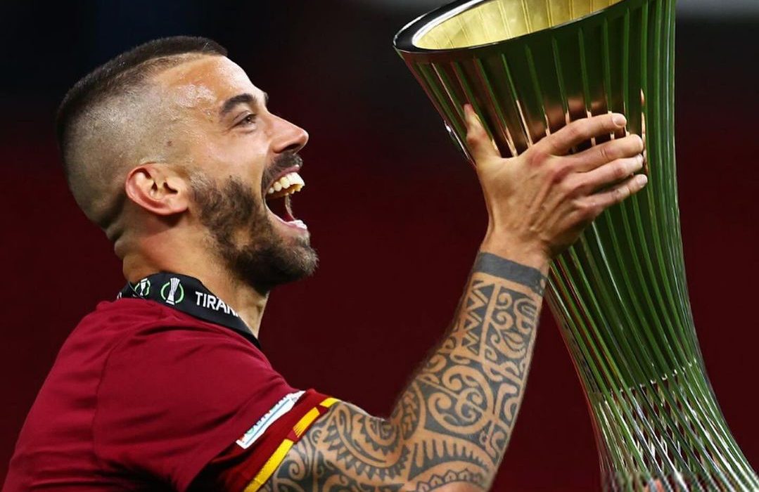 Spinazzol solleva la Conference League con la maglia della Roma